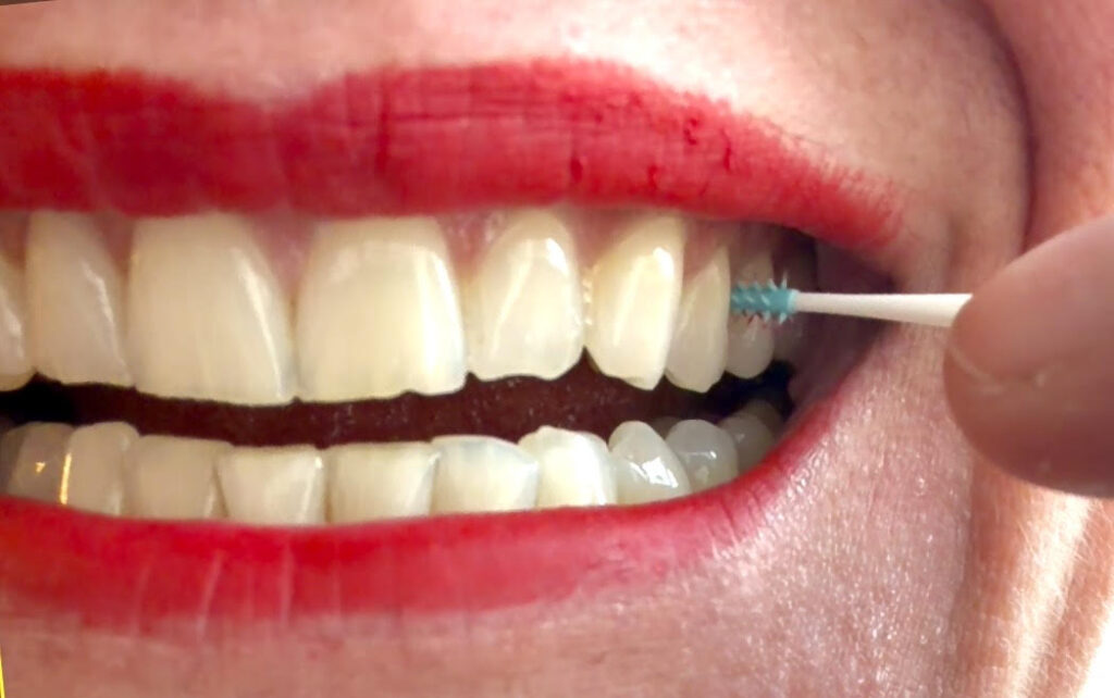 Interdentalstick oder Zahnseide zum Reinigen zwischen den Zähnen